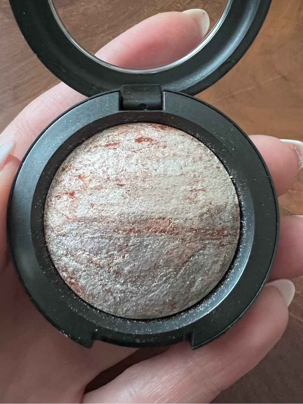 MAC Mineralize Eyeshadow - FAMILY SILVER - Picture 9 of 9